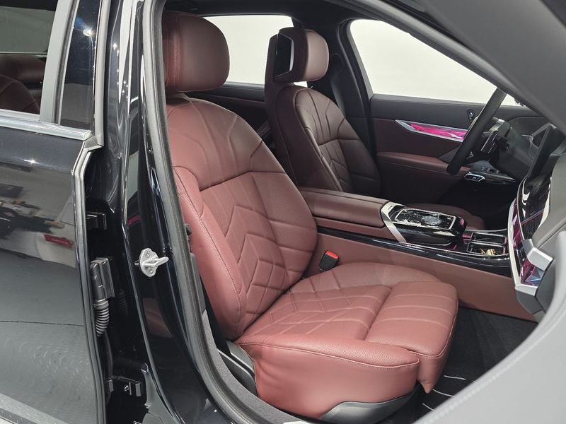 2025 BMW 7 Series 740d xDrive M Sport photo 12