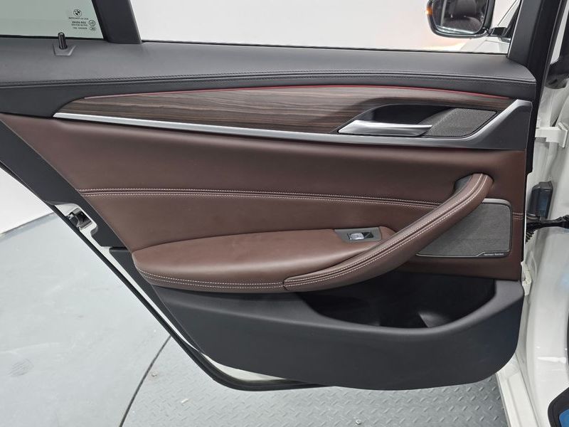 2020 BMW 5 Series 520d xDrive Luxury Plus photo 25