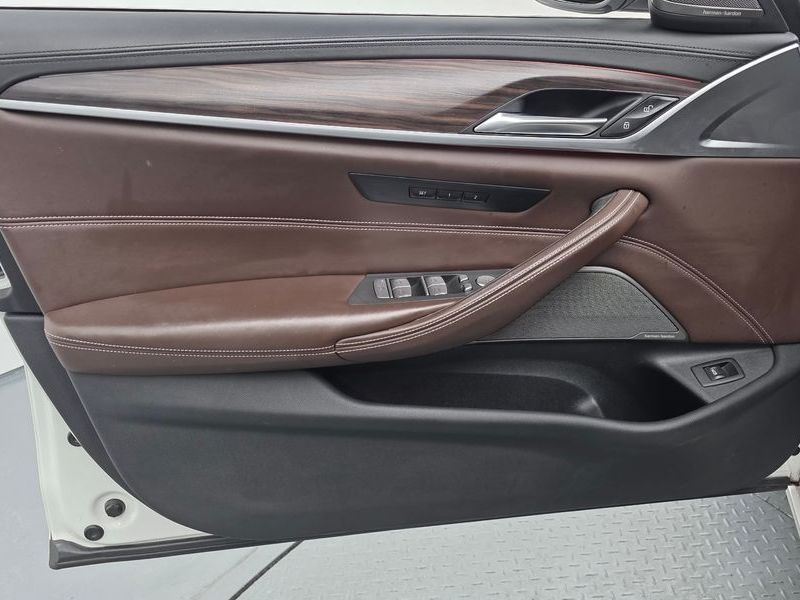 2020 BMW 5 Series 520d xDrive Luxury Plus photo 27