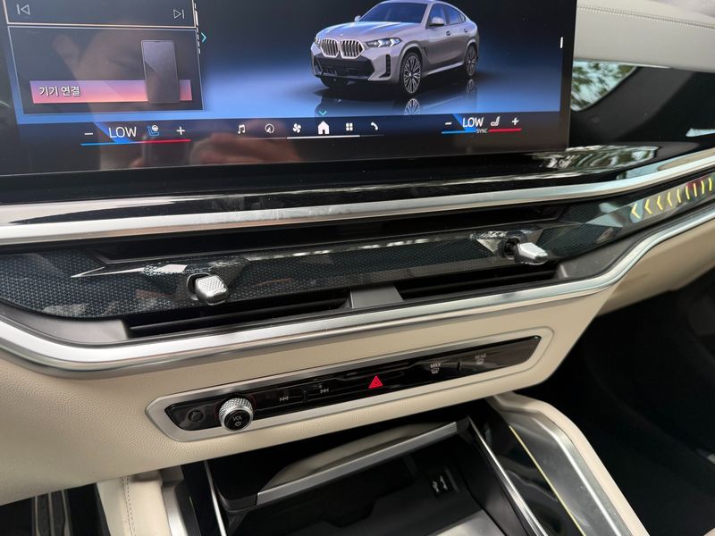 2026 BMW X6 xDrive40d M Sport Online Exclusive photo 13