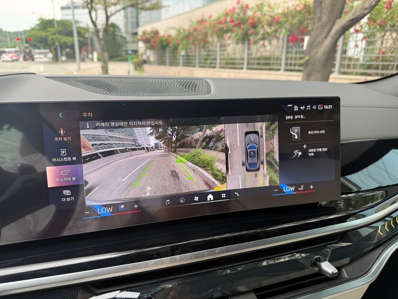 2026 BMW X6 xDrive40d M Sport Online Exclusive photo 18