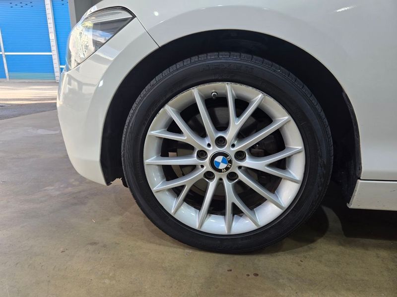 2015 BMW 1 Series 118d Sport 5Door photo 7