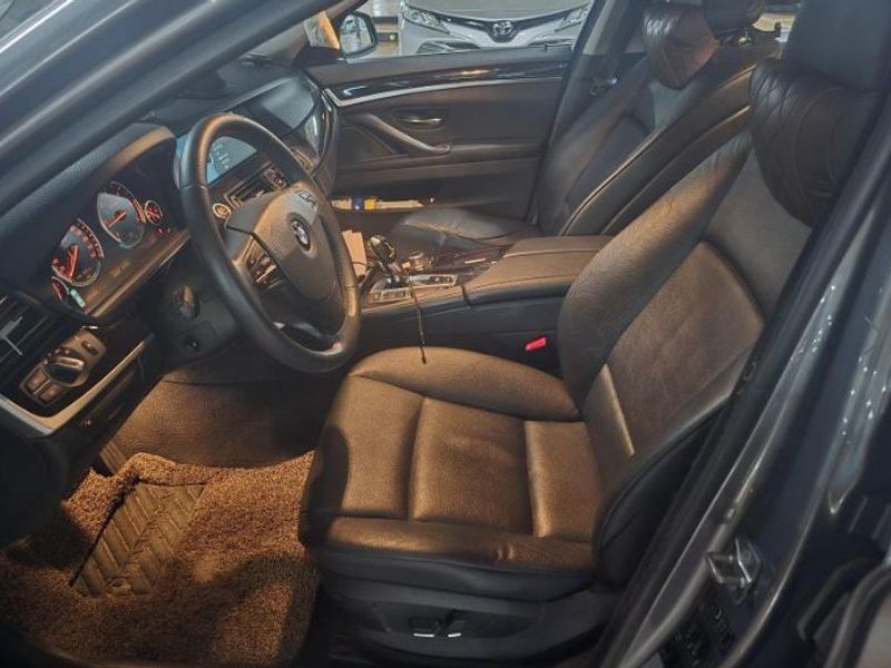 2012 BMW 5 Series 520d photo 8