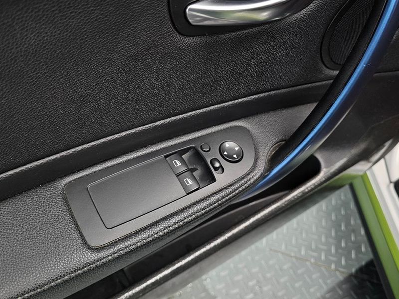 2012 BMW 1 Series 120d Coupe Sport photo 18