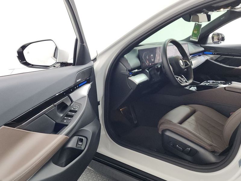 2024 BMW 5 Series 520i M Sport photo 10