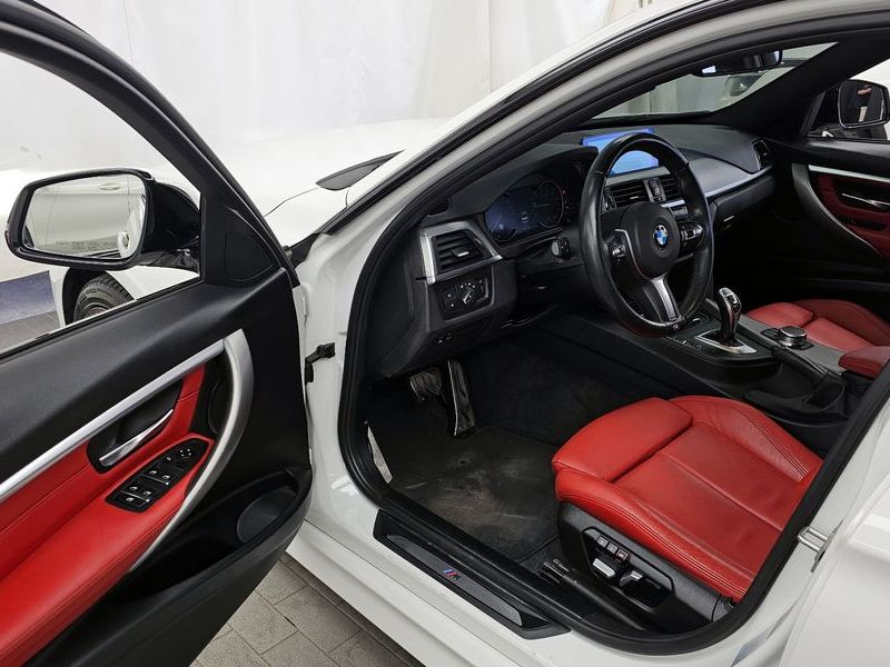 2018 BMW 3 Series 330i M Sport Shadow photo 10