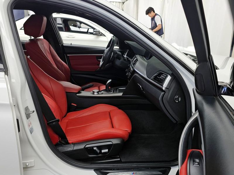 2018 BMW 3 Series 330i M Sport Shadow photo 11