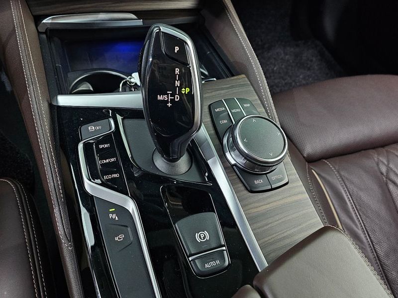 2018 BMW 5 Series 520d Luxury Plus photo 9