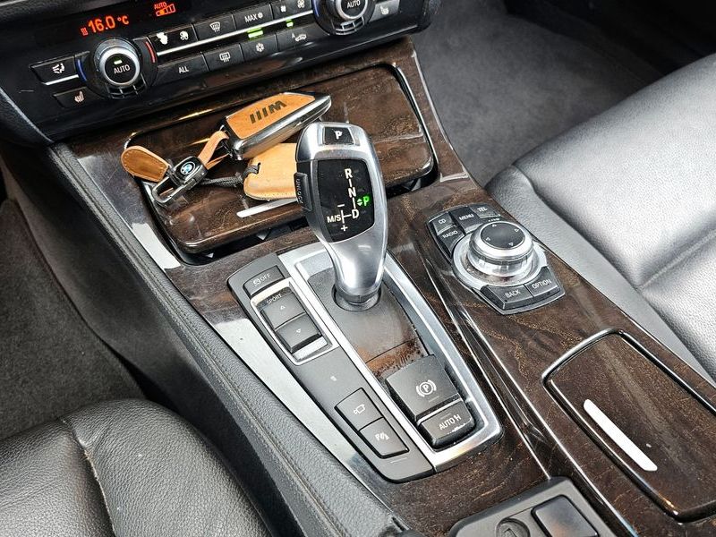 2012 BMW 5 Series 528i photo 9