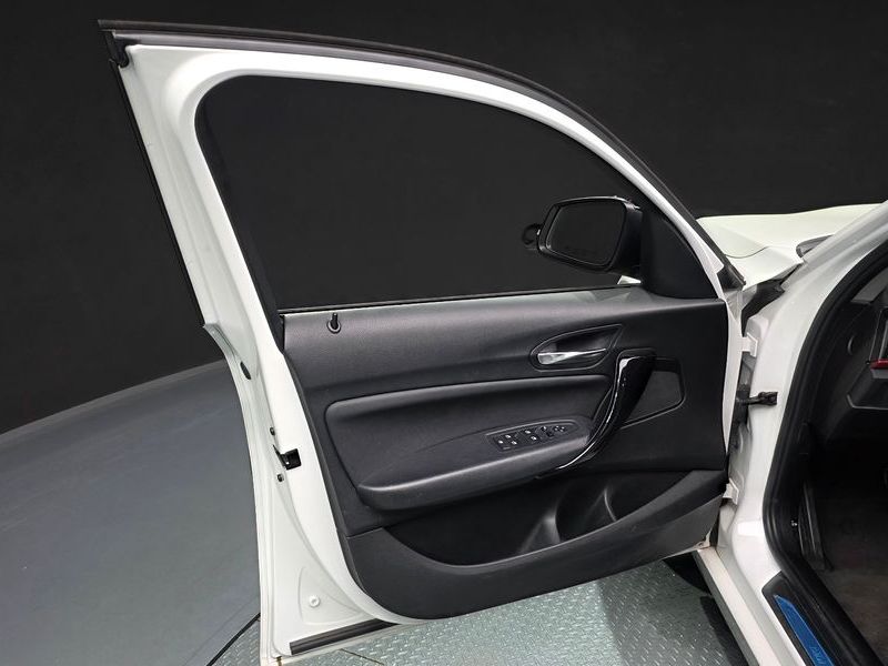 2016 BMW 1 Series 118d Sport 5Door photo 24