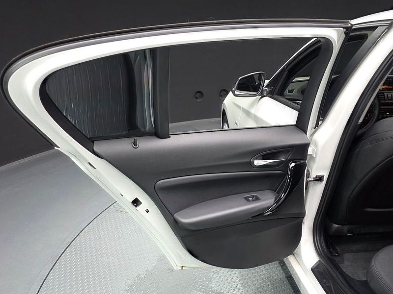 2016 BMW 1 Series 118d Sport 5Door photo 25
