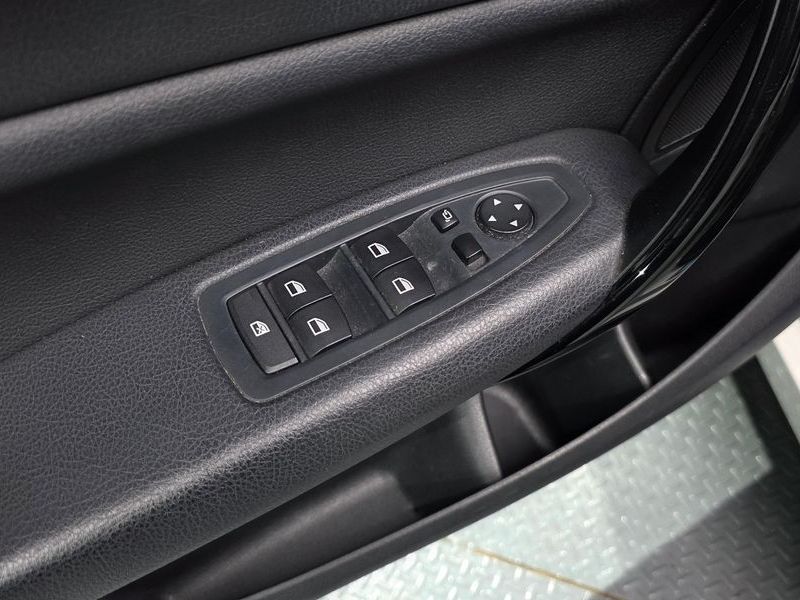 2016 BMW 1 Series 118d Sport 5Door photo 29