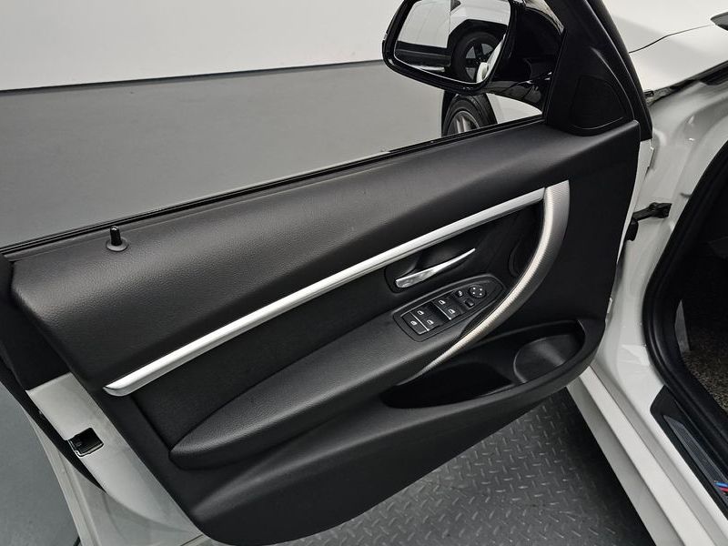 2018 BMW 3 Series 320i M Sport Shadow photo 24