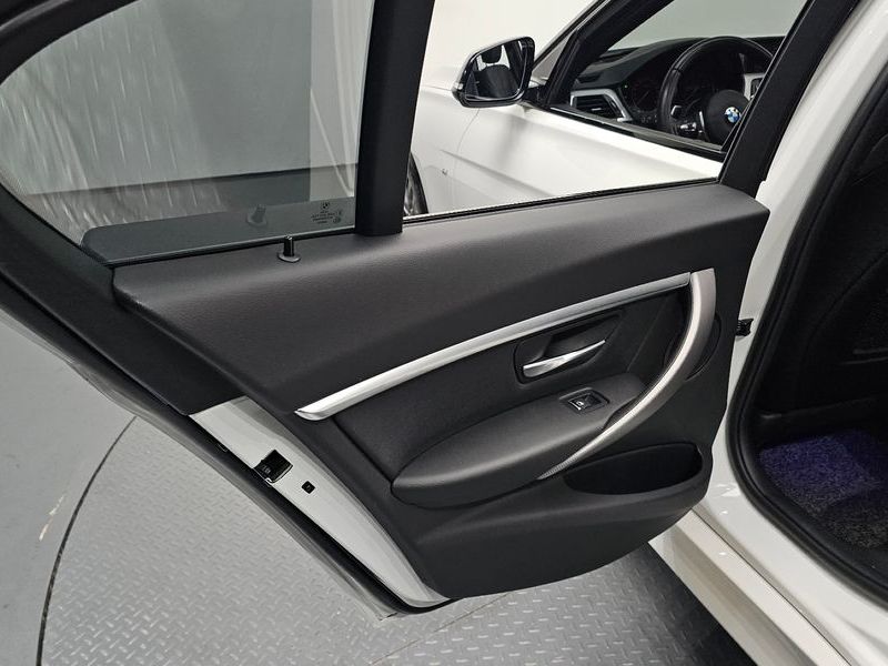 2018 BMW 3 Series 320i M Sport Shadow photo 25