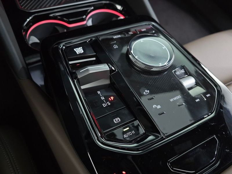 2025 BMW 5 Series 520i M Sport photo 9