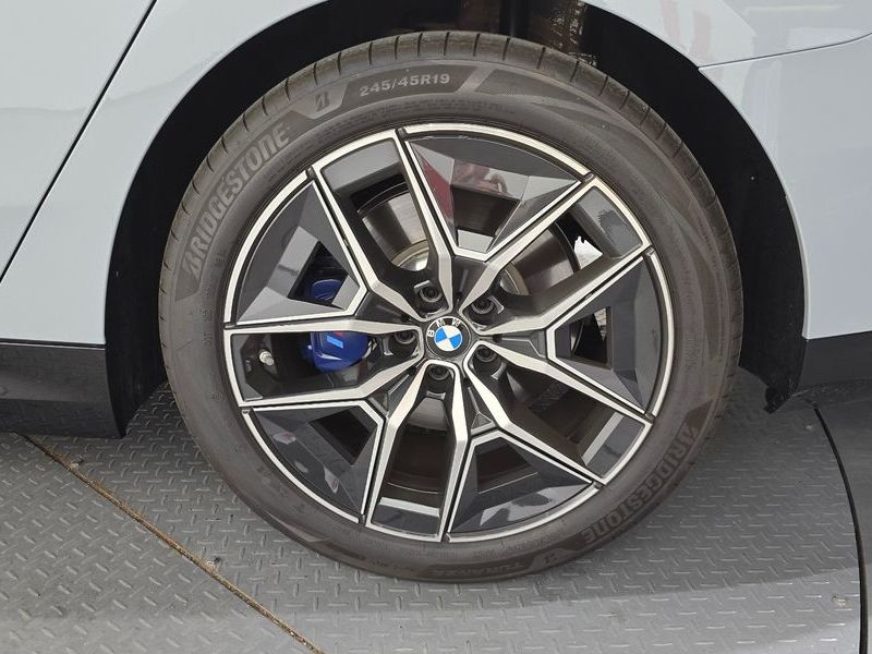 2025 BMW 5 Series 520i M Sport photo 21