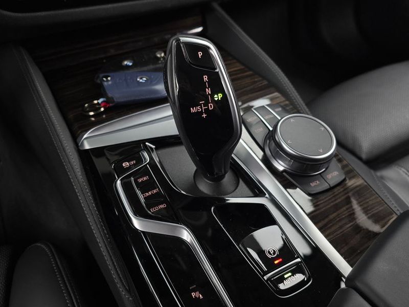 2023 BMW 5 Series 523d xDrive Luxury photo 9