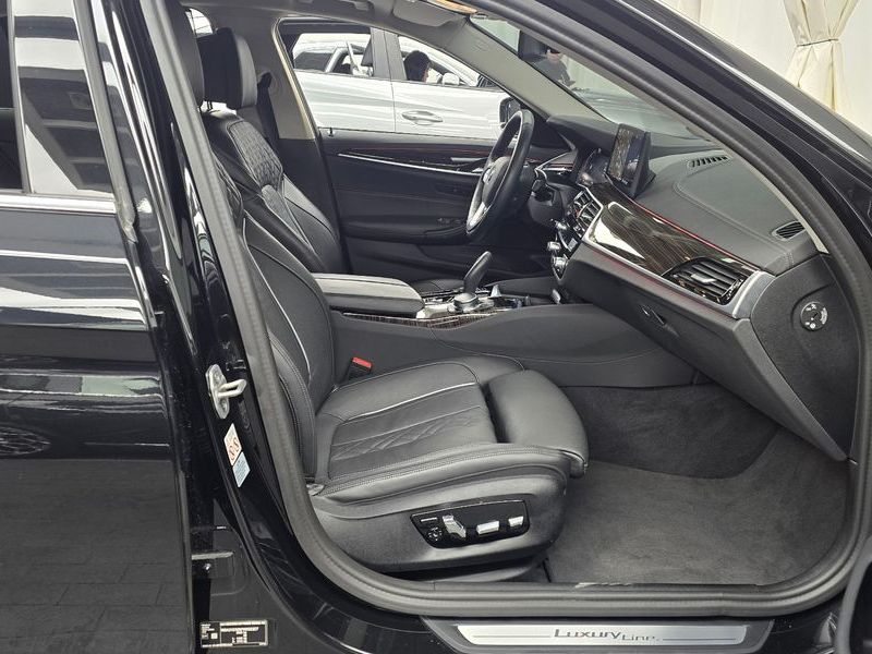 2023 BMW 5 Series 523d xDrive Luxury photo 11