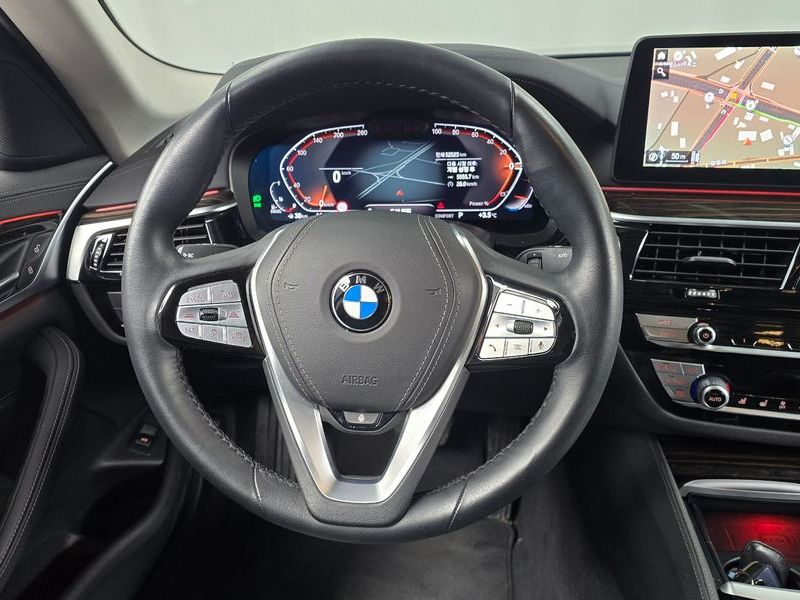2023 BMW 5 Series 523d xDrive Luxury photo 13