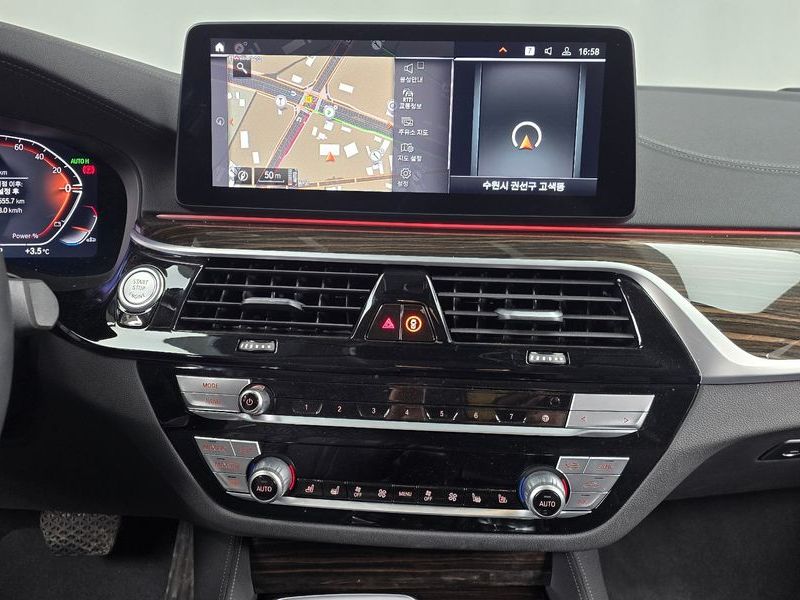 2023 BMW 5 Series 523d xDrive Luxury photo 14