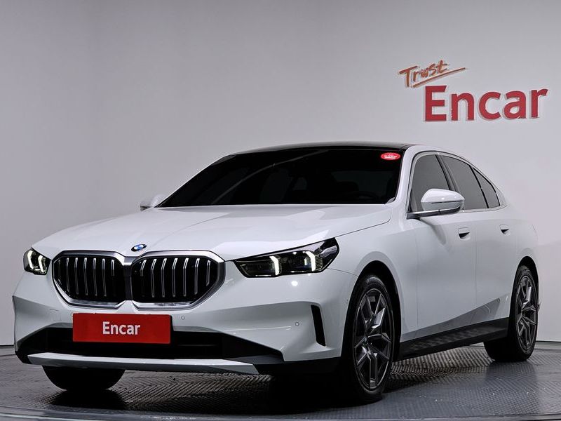 2026 BMW 5 Series 520i photo 1