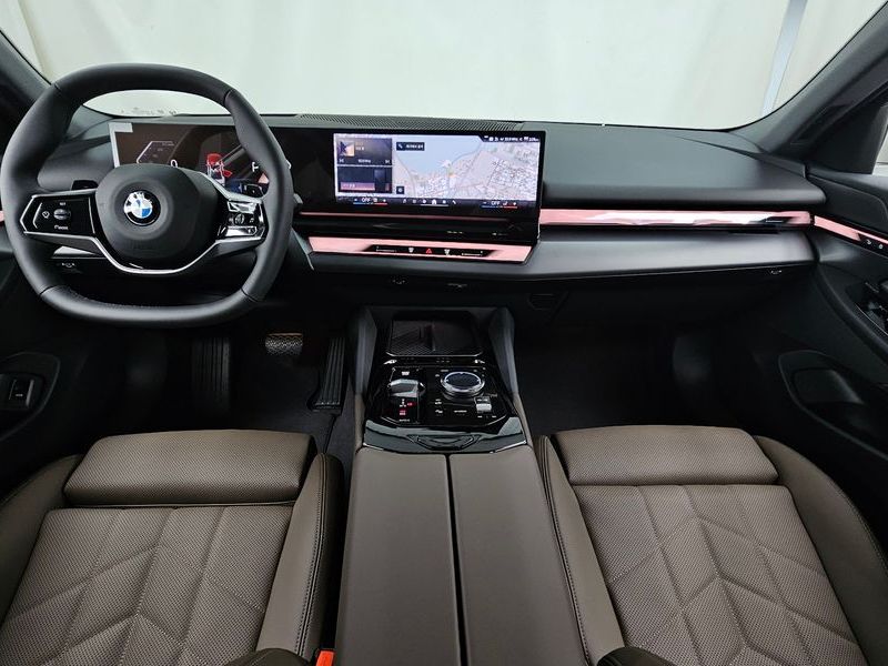 2026 BMW 5 Series 520i photo 7