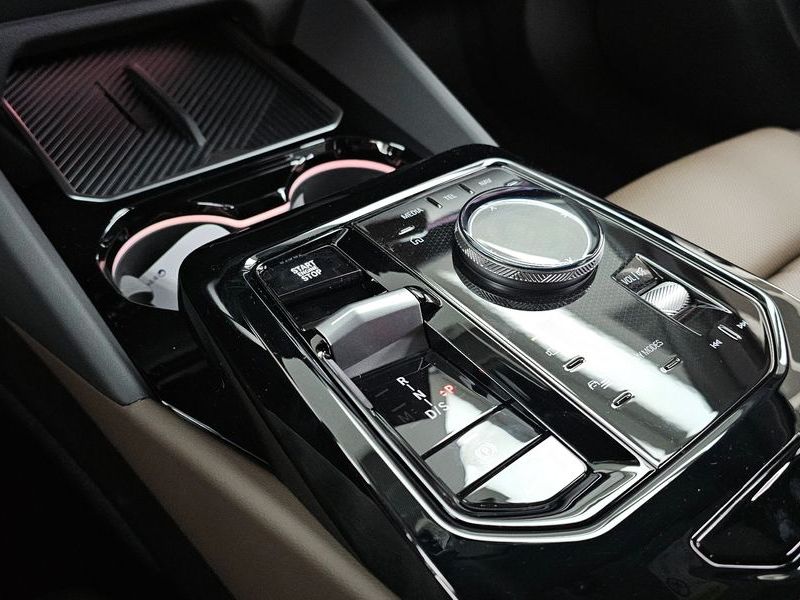 2026 BMW 5 Series 520i photo 9