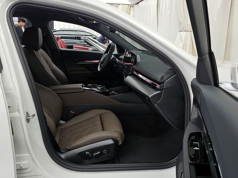 2026 BMW 5 Series 520i photo 11