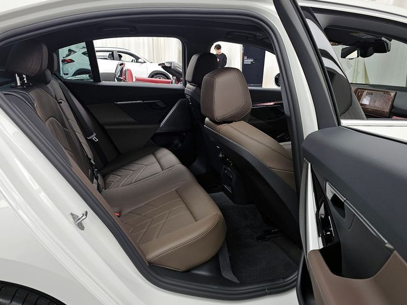 2026 BMW 5 Series 520i photo 12