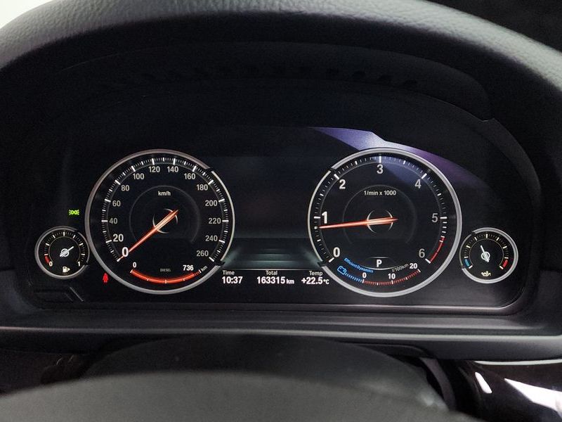 2013 BMW 5 Series 520d photo 8