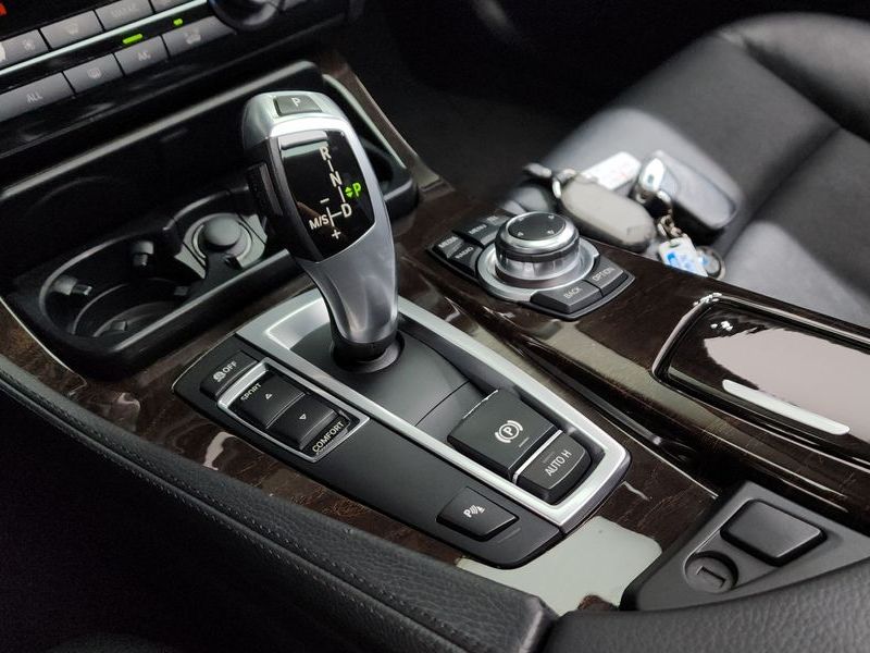 2013 BMW 5 Series 520d photo 9
