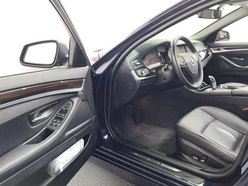 2013 BMW 5 Series 520d photo 10