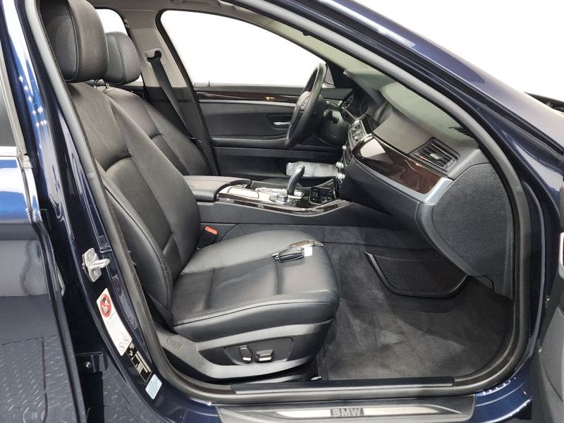 2013 BMW 5 Series 520d photo 11