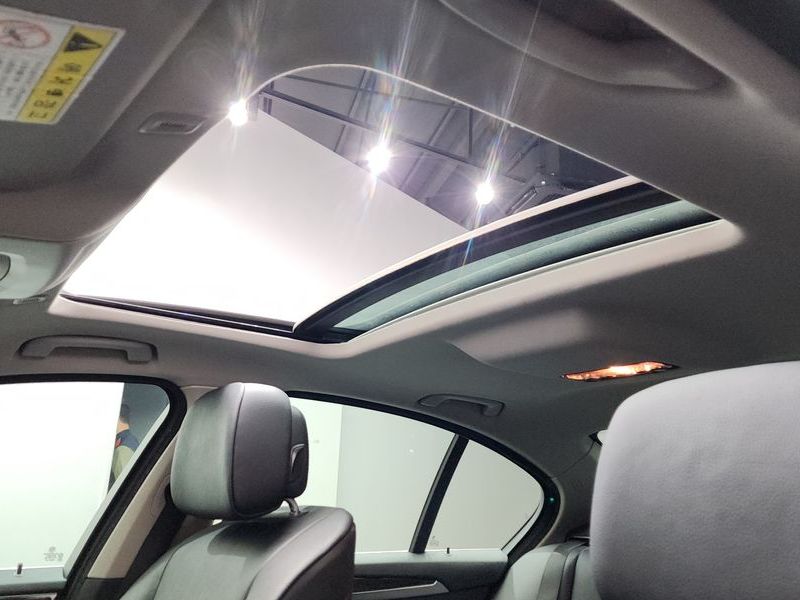 2013 BMW 5 Series 520d photo 16