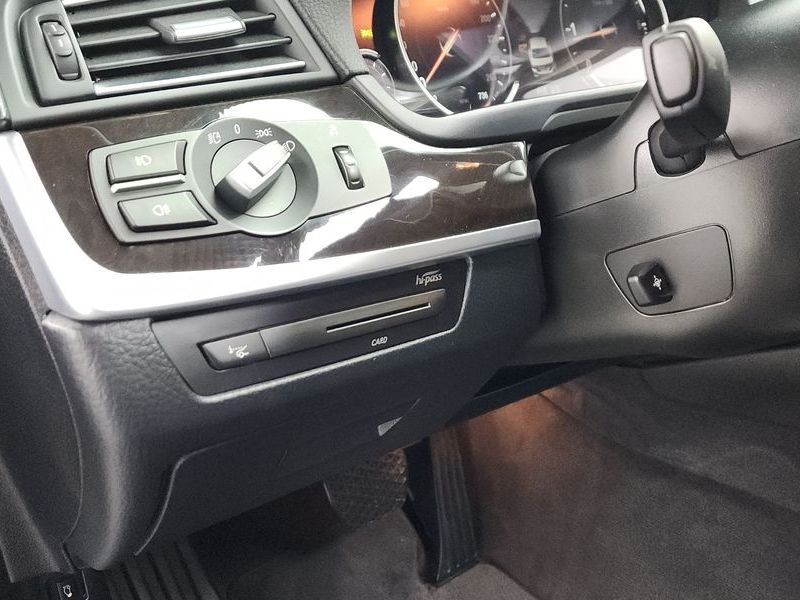 2013 BMW 5 Series 520d photo 18