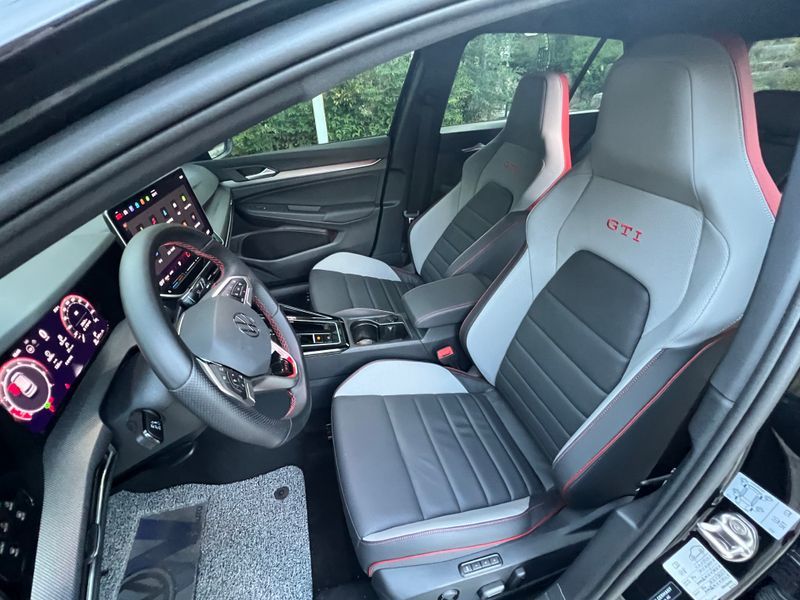 2025 Volkswagen Golf 2.0 GTI photo 9
