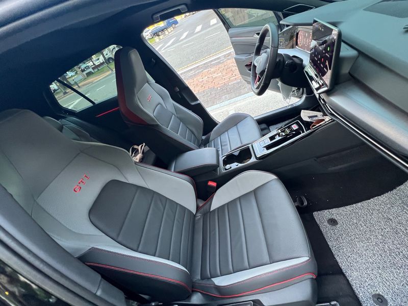 2025 Volkswagen Golf 2.0 GTI photo 10
