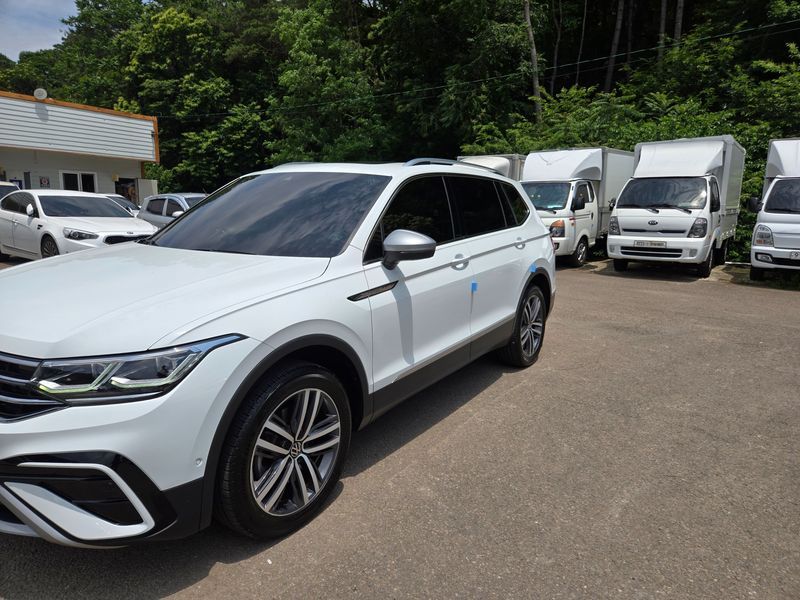 2023 Volkswagen Tiguan 2.0 TSI R-Line photo 1