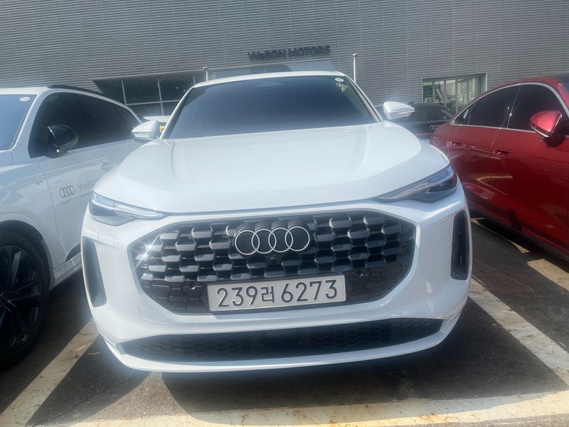 2025 Audi Q5 40 TFSI Quattro Advanced Sportback photo 1
