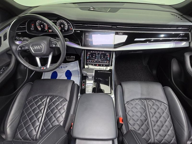 2023 Audi Q8 55 TFSI Quattro Premium photo 7
