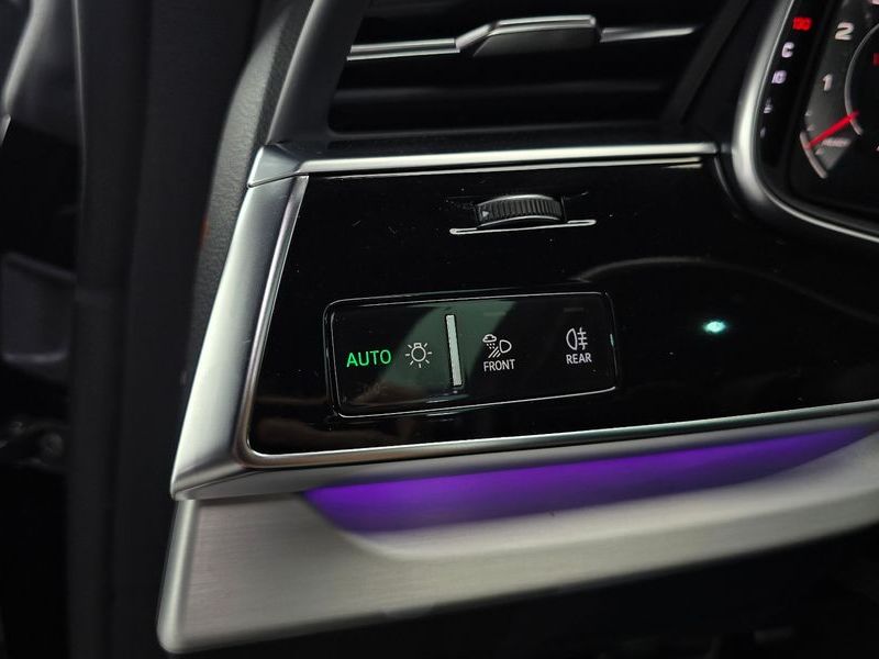 2023 Audi Q8 55 TFSI Quattro Premium photo 13