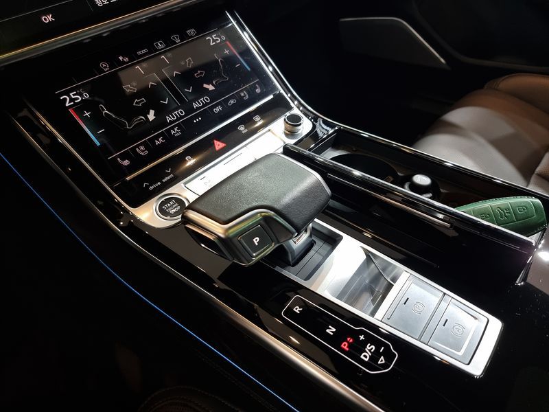 2023 Audi A8 55 TFSI Quattro Premium LWB photo 9