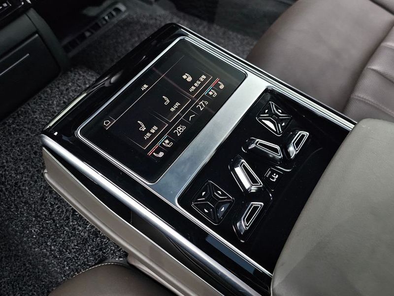 2021 Audi A8 55 TFSI Quattro LWB photo 17