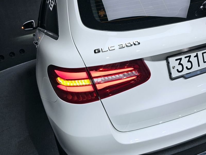 2019 Mercedes-Benz C-Class GLC300 4MATIC photo 23