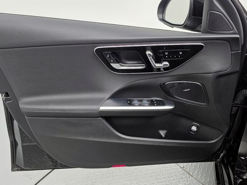 2024 Mercedes-Benz C-Class C300 4MATIC Avantgarde photo 17