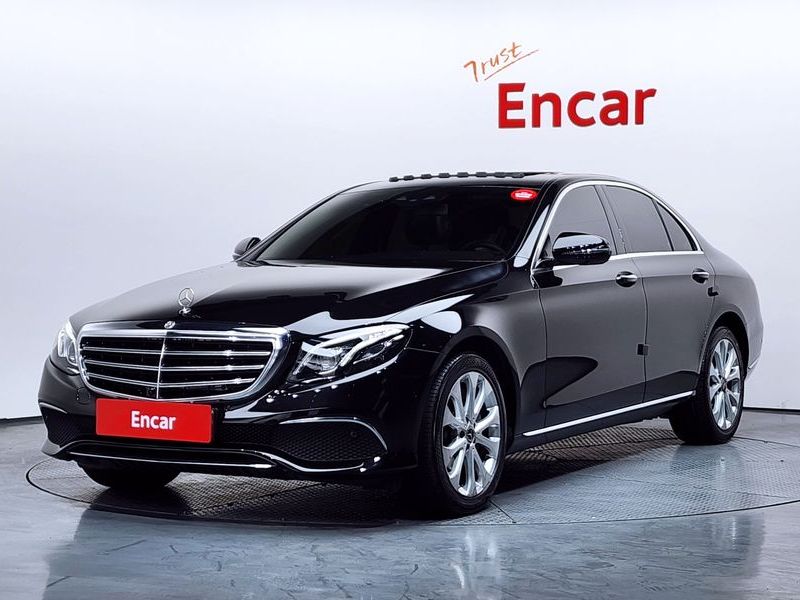2018 Mercedes-Benz E-Class E300 4MATIC Exclusive photo 1