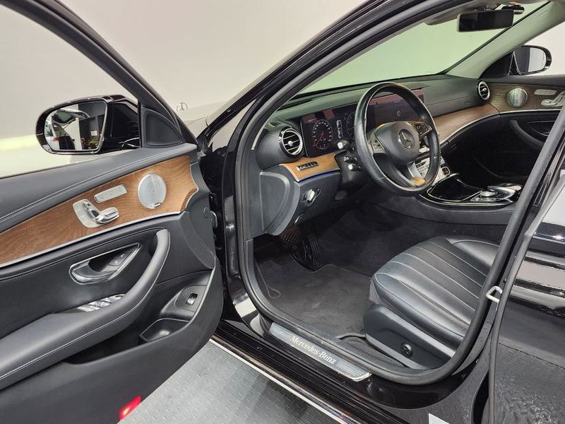 2018 Mercedes-Benz E-Class E300 4MATIC Exclusive photo 10