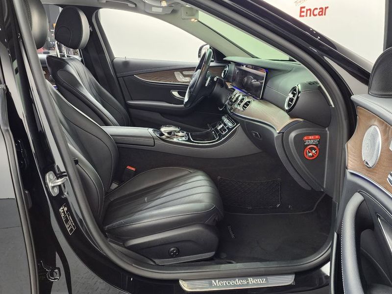 2018 Mercedes-Benz E-Class E300 4MATIC Exclusive photo 11