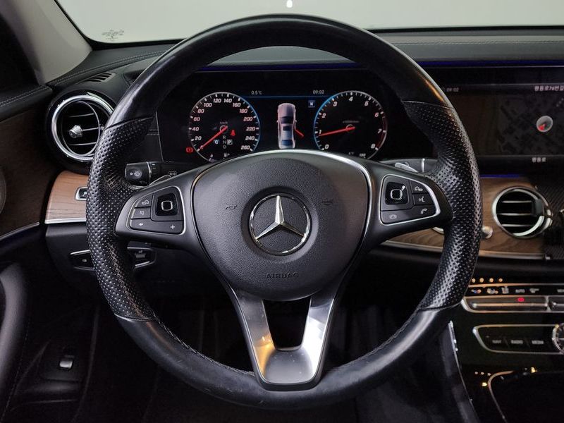 2018 Mercedes-Benz E-Class E300 4MATIC Exclusive photo 13