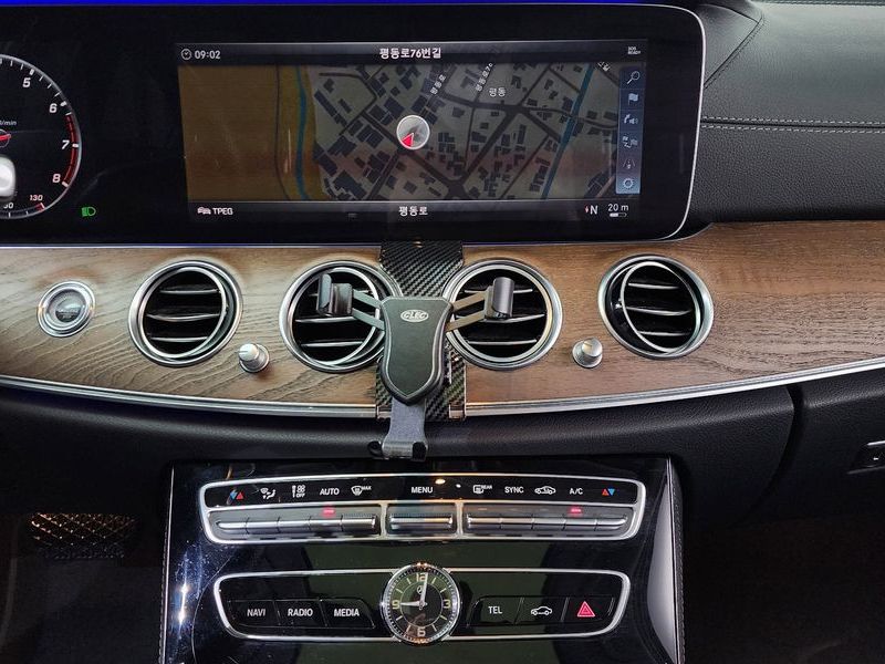 2018 Mercedes-Benz E-Class E300 4MATIC Exclusive photo 14